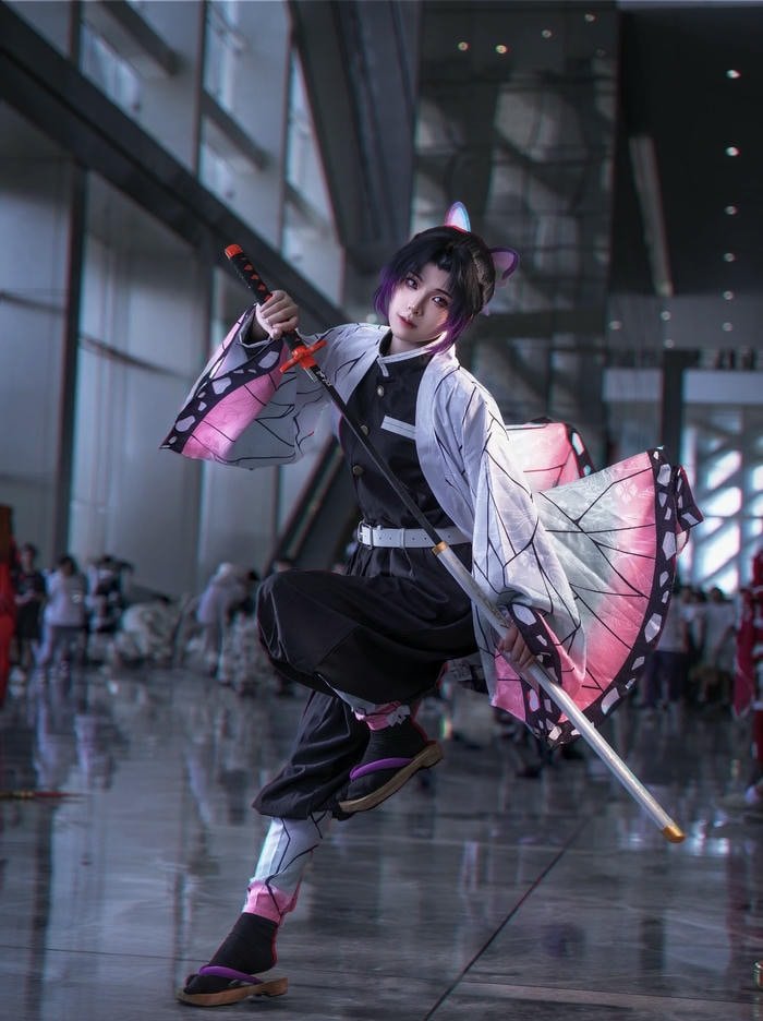 hình cosplay shinobu kiếm mảnh đặc trưng