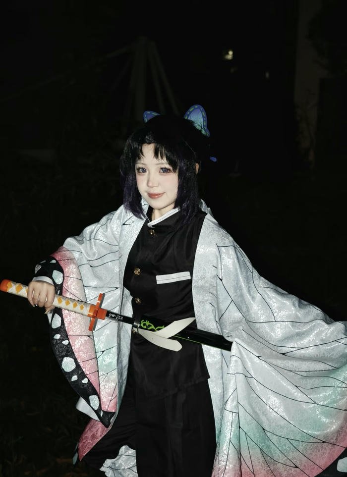 hình cosplay shinobu kiếm mảnh dài
