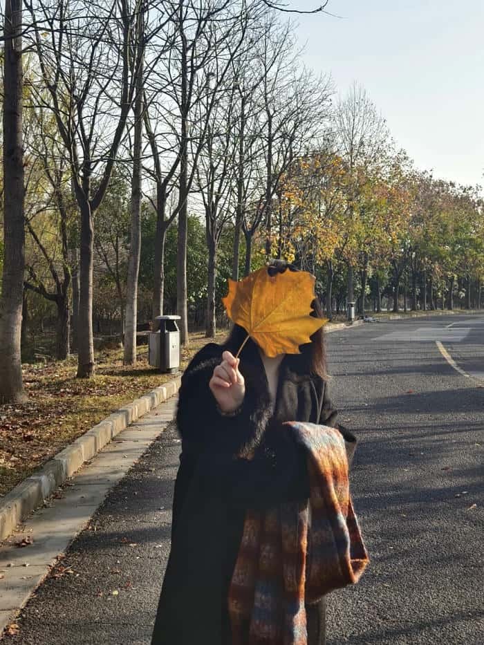 hình gái Trung Quốc che mặt ngoài phố