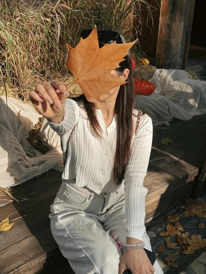 hình gái Trung Quốc che mặt quần trắng