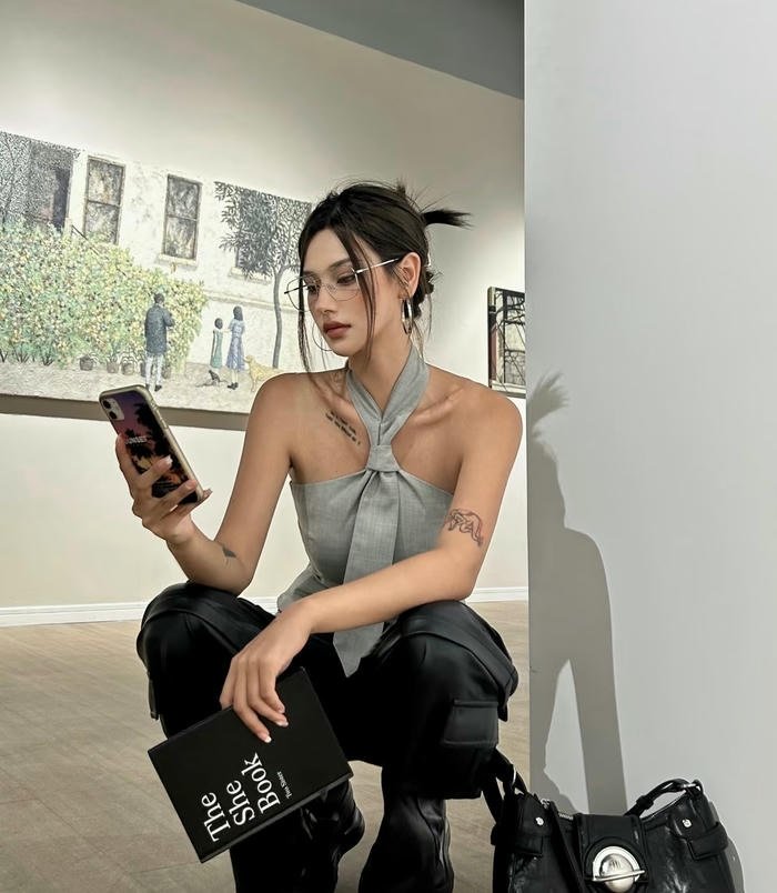 hình gái đeo kính chụp góc nghiêng thần thánh