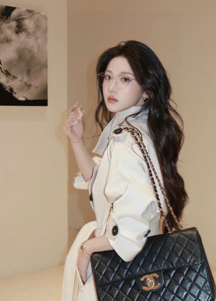 hình gái đeo kính lấy nét vào đôi mắt đẹp