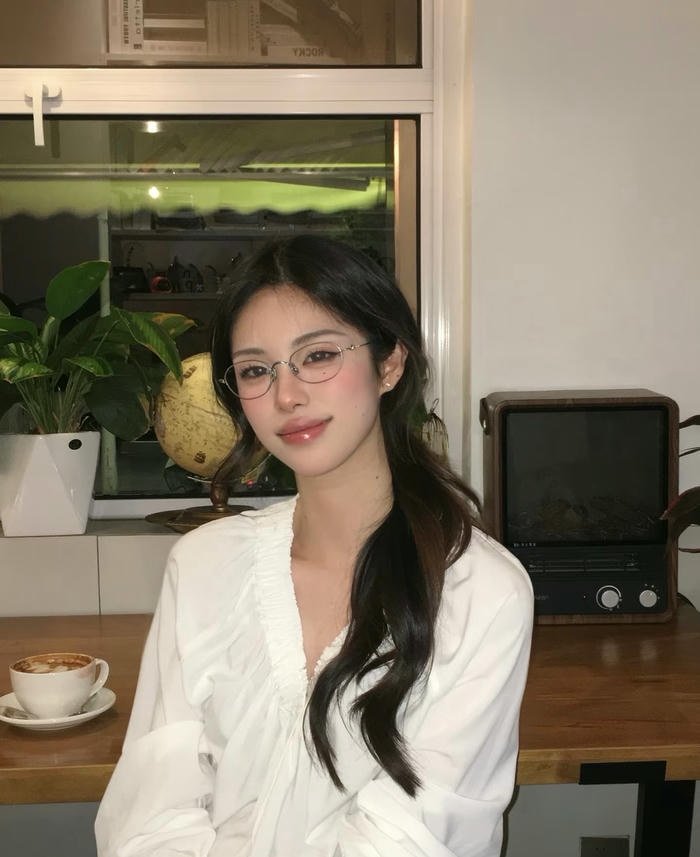 hình gái đeo kính mặt cười tươi tắn