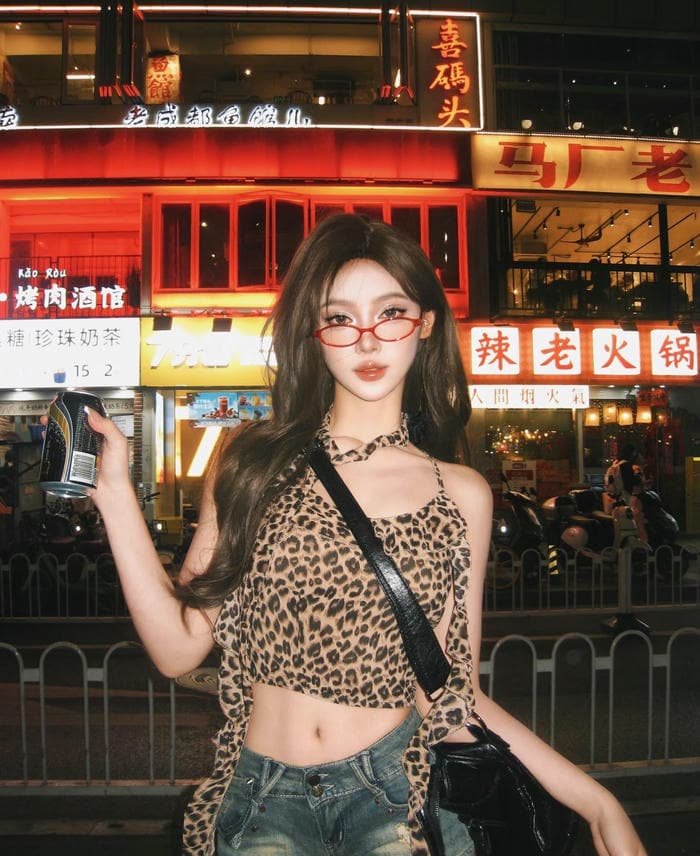 hình gái đeo kính nhìn thẳng ống kính cuốn hút