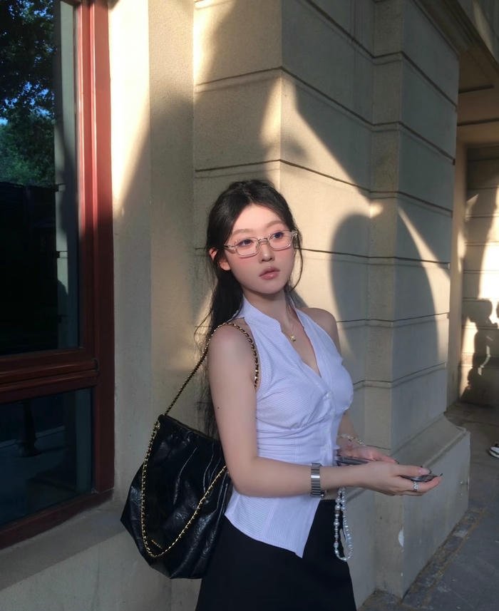 hình gái đeo kính râm cực ngầu dưới nắng hè