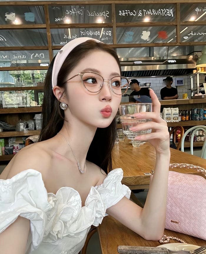 hình gái đẹp đeo kính thời trang trẻ trung