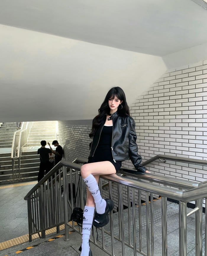 hình gái trung áo khoác đen