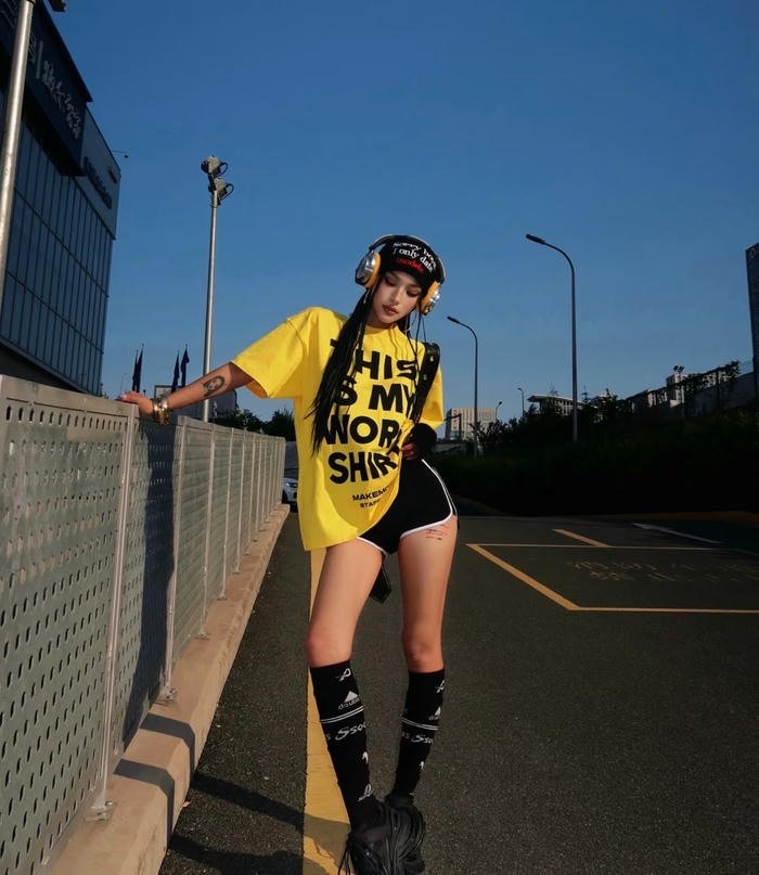 hình gái trung đeo tai nghe phong cách ngầu