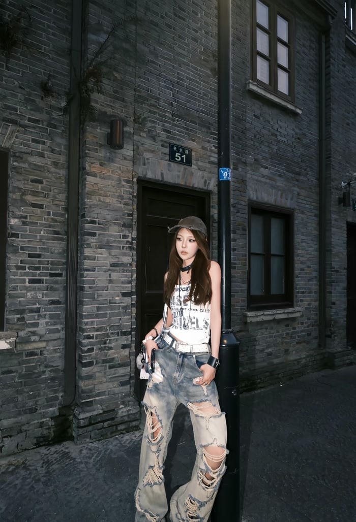 hình gái trung đứng bên đường