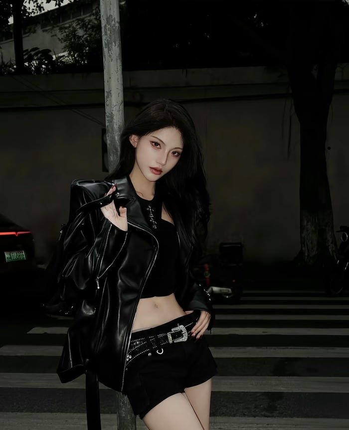 hình gái trung mặc đồ đen ngầu