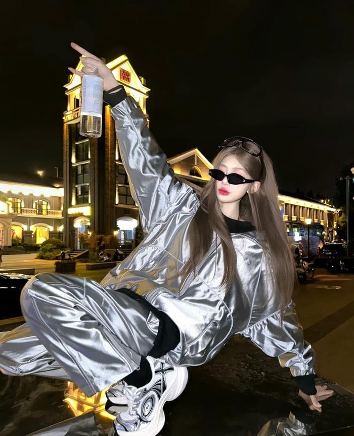 hình gái trung ngầu chụp ngoài trời