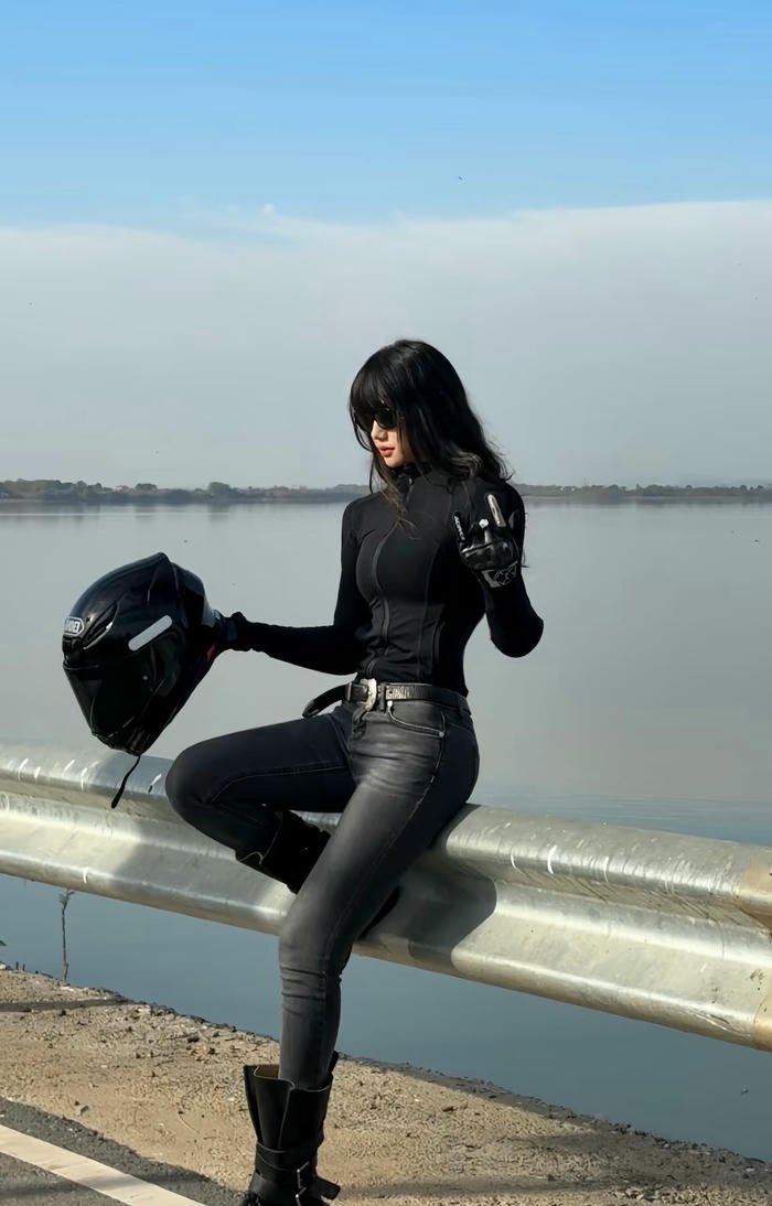 hình gái trung ngầu mặc đồ mô tô