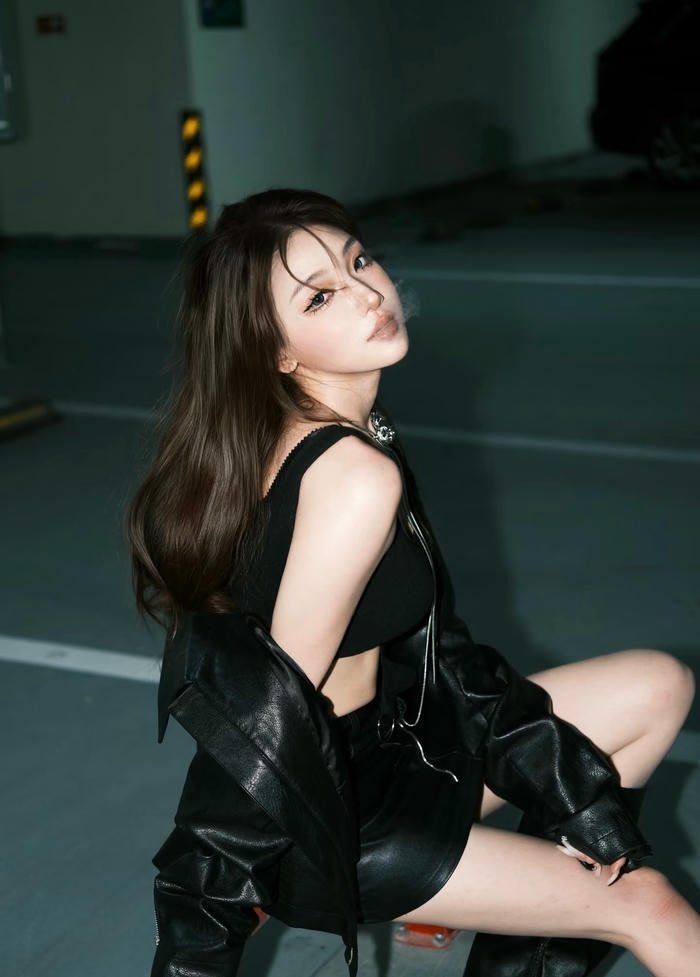 hình gái trung quốc hất cằm nhìn thẳng cực ngầu