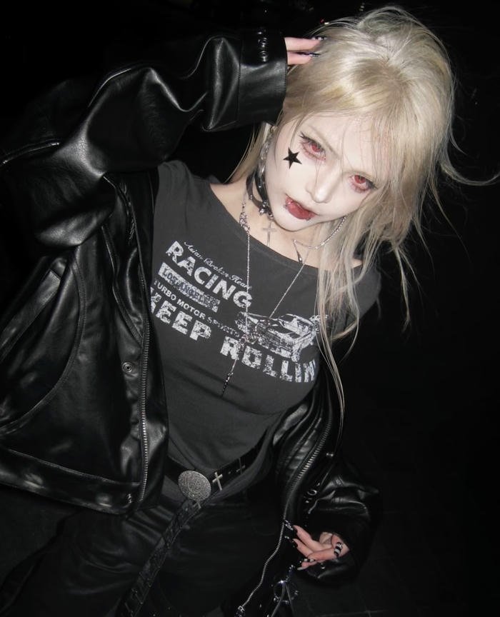 hình gái trung quốc mặc áo khoác da ngầu