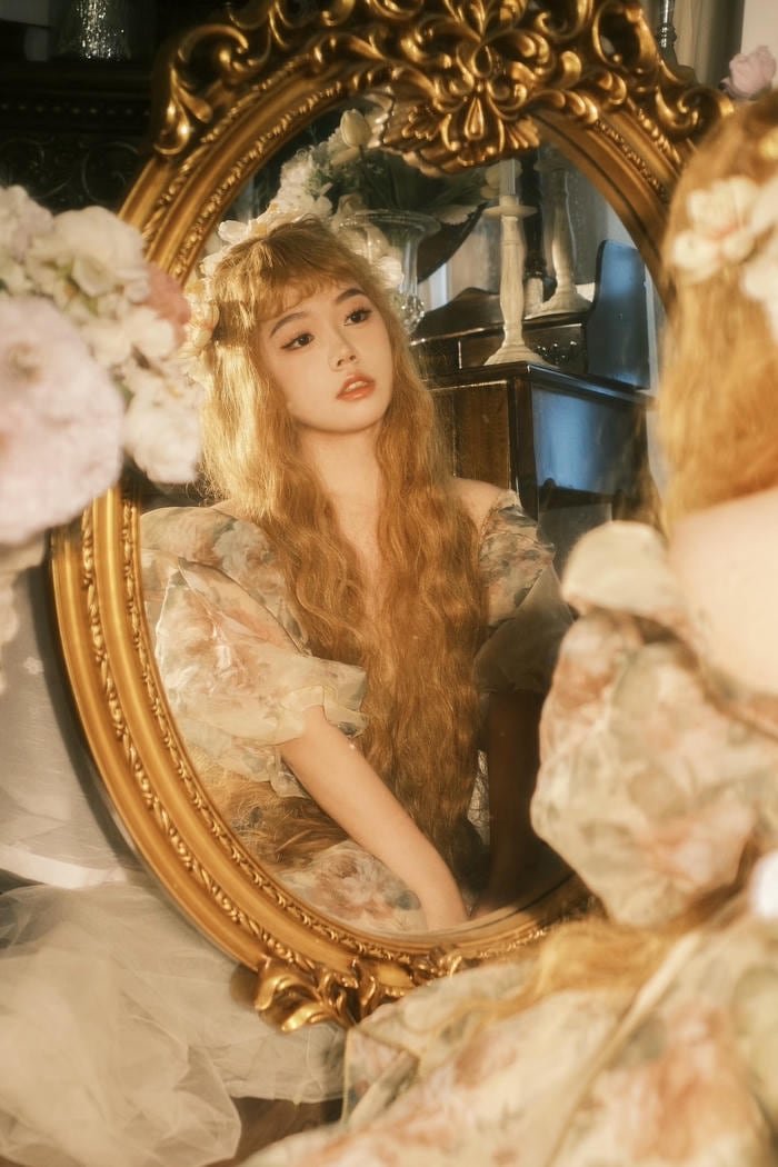 hình gái xinh chụp ảnh soi gương