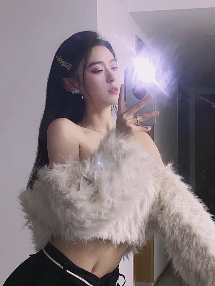 hình gái xinh chụp trước gương chất lượng cao