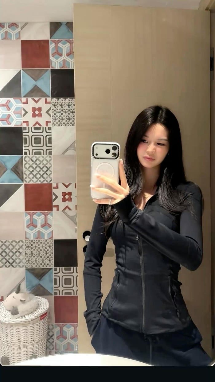 hình gái xinh chụp trước gương sắc nét