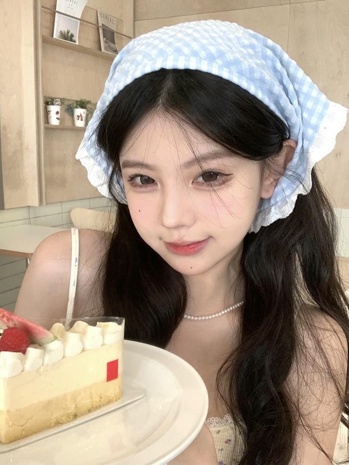 hình gái xinh cute tóc xoăn nhẹ