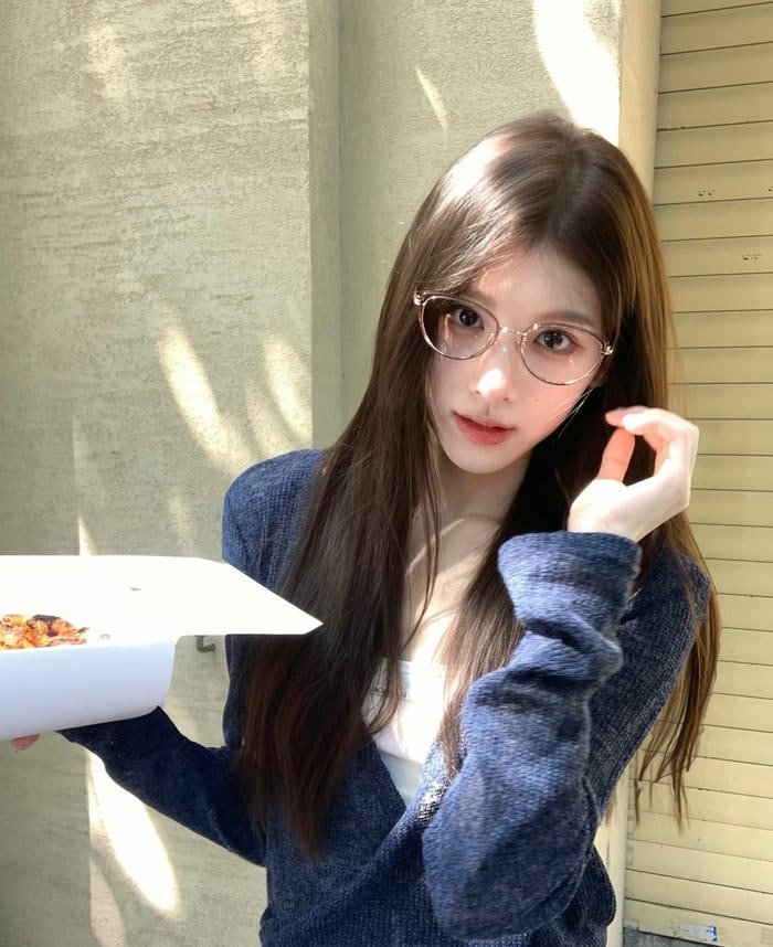 hình gái xinh đeo kính cười duyên dáng dưới nắng