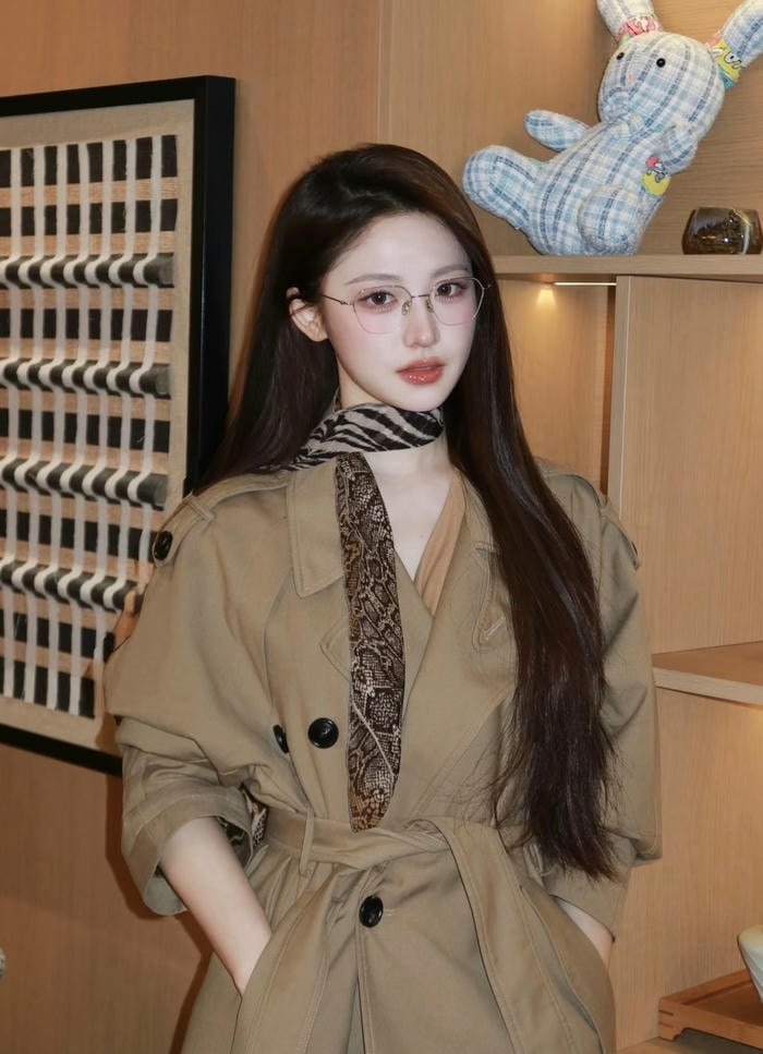 hình gái xinh đeo kính gọng nhỏ