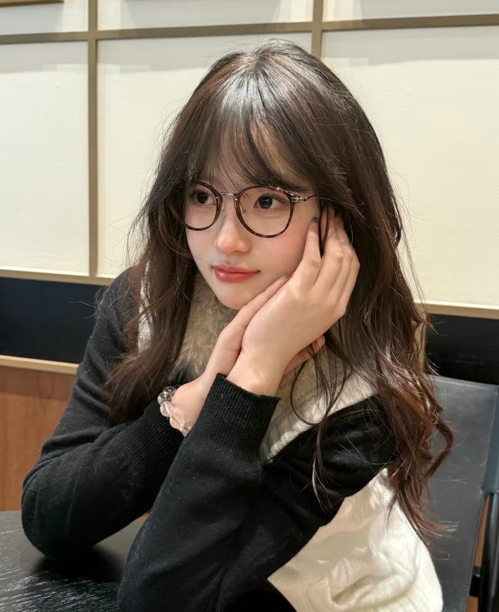 hình gái xinh đeo kính gọng tròn