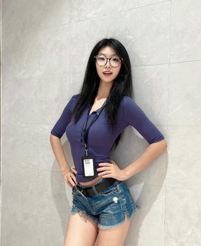 hình gái xinh đeo kính làm việc văn phòng