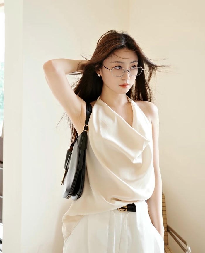 hình gái xinh đeo kính trễ xuống mũi JPG