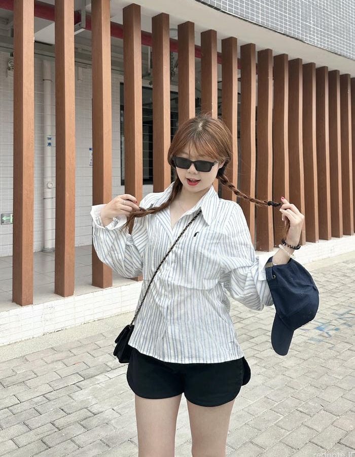hình gái xinh mặc quần short đen