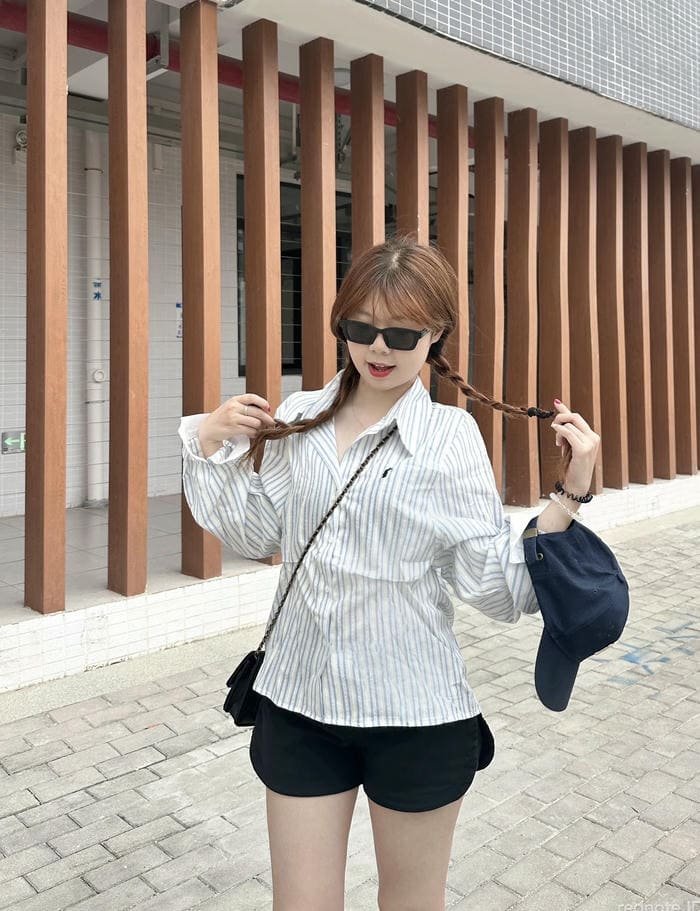 hình gái xinh mặc quần short đen