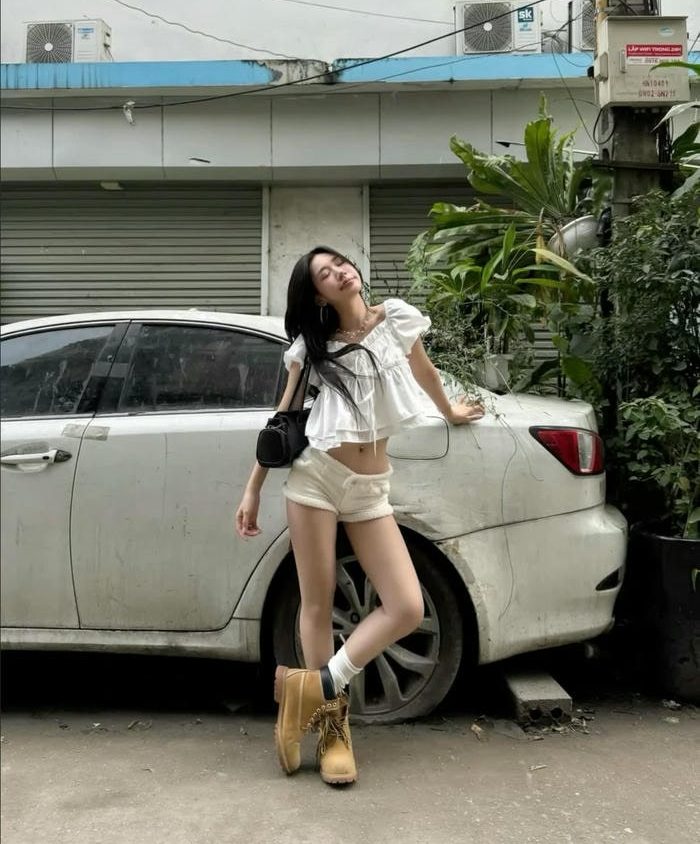 hình gái xinh quần ngắn áo tay bồng