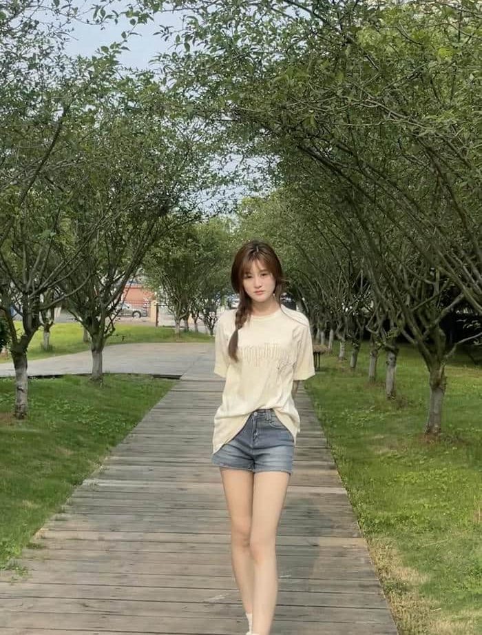 hình gái xinh quần ngắn ngoài sân