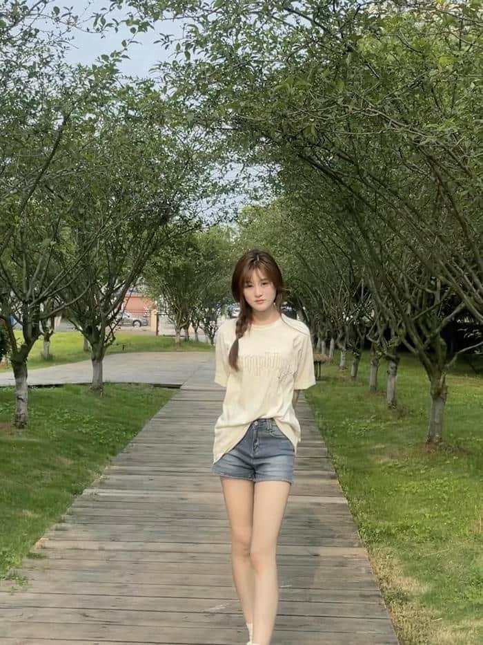 hình gái xinh quần ngắn ngoài sân