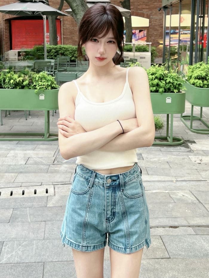 hình gái xinh quần short cá tính