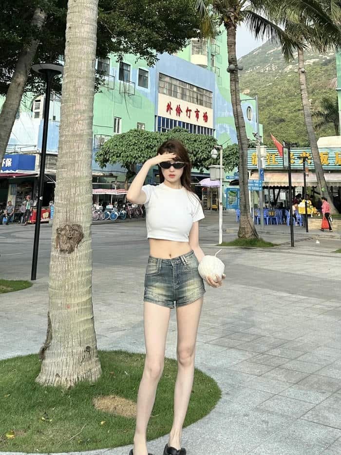 hình gái xinh quần short dạo biển