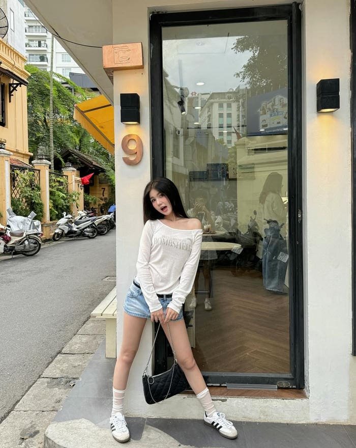 hình gái xinh quần short jean rách