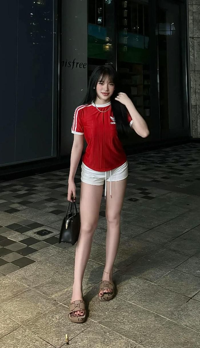 hình gái xinh quần short khoe chân