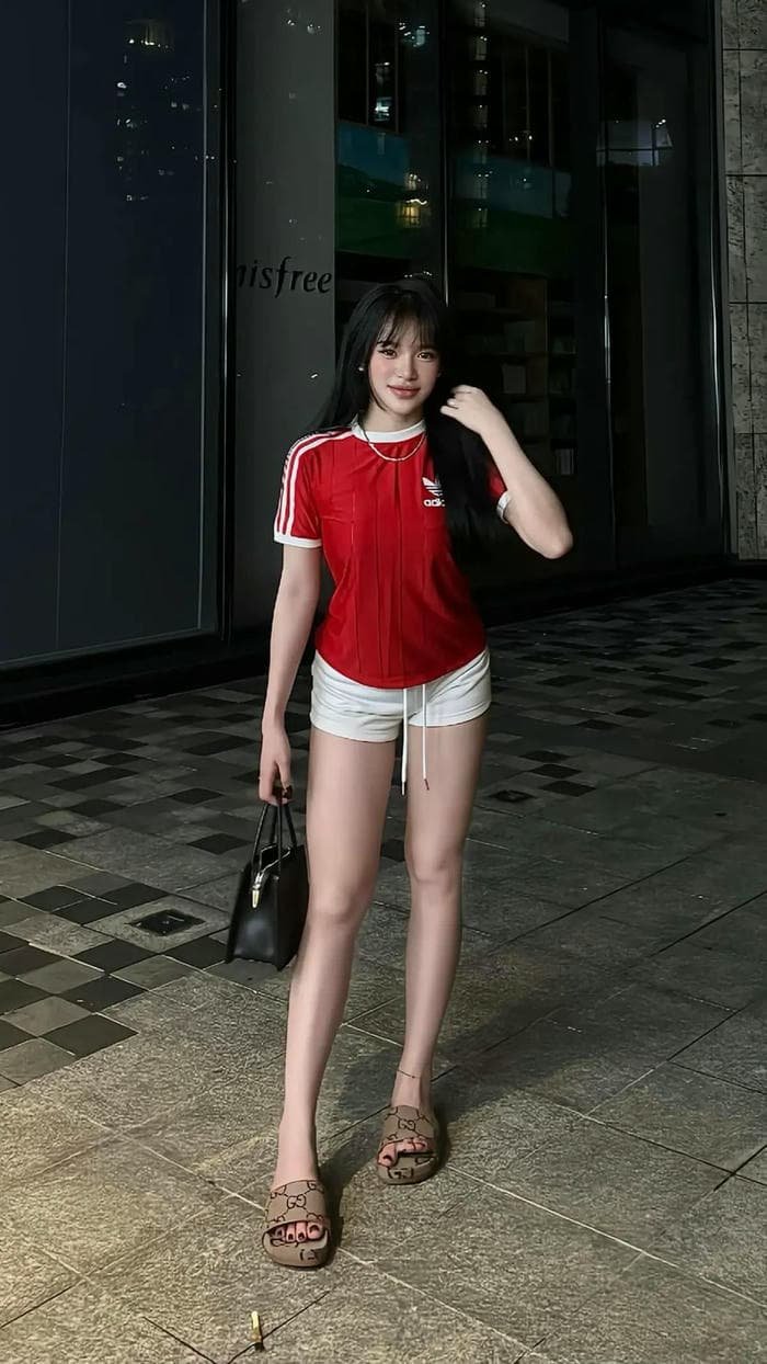 hình gái xinh quần short khoe chân