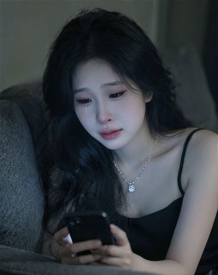 hình nữ khóc cô độc buồn