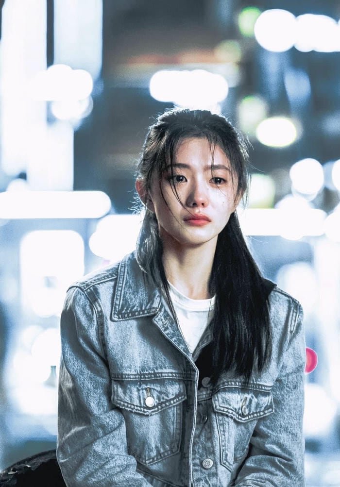 hình nữ khóc mệt mỏi nhiều