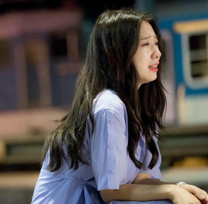 hình nữ khóc nỗi lòng sâu