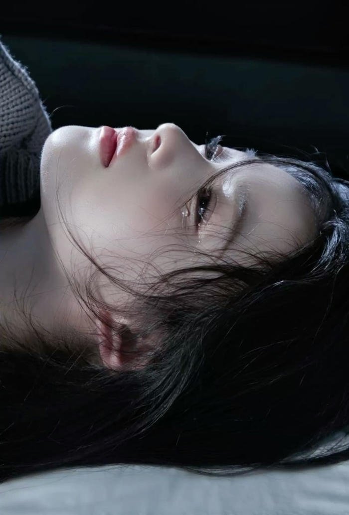 hình nữ khóc trong khoảnh khắc