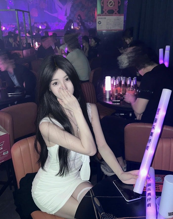 xinh đi bar bầu không khí náo nhiệt