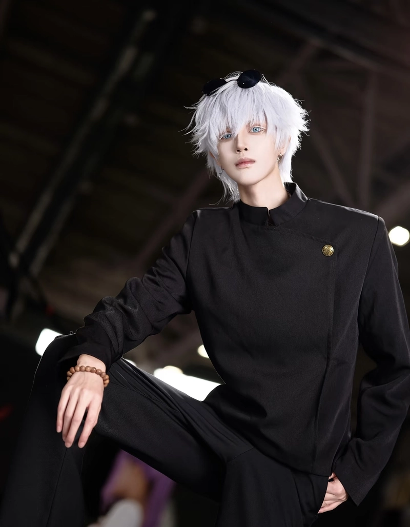 Ảnh Gojo cosplay với ánh mắt đầy sức hút