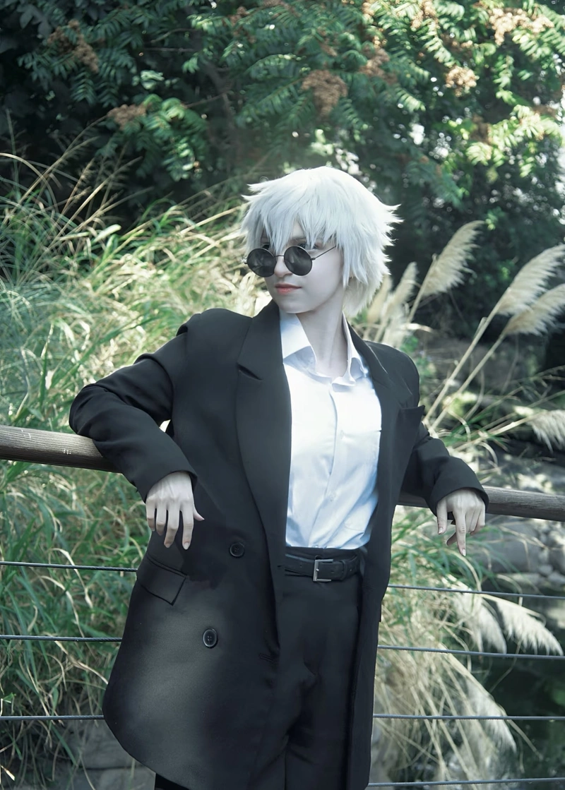 Ảnh Gojo cosplay với ánh nhìn đầy sức hút