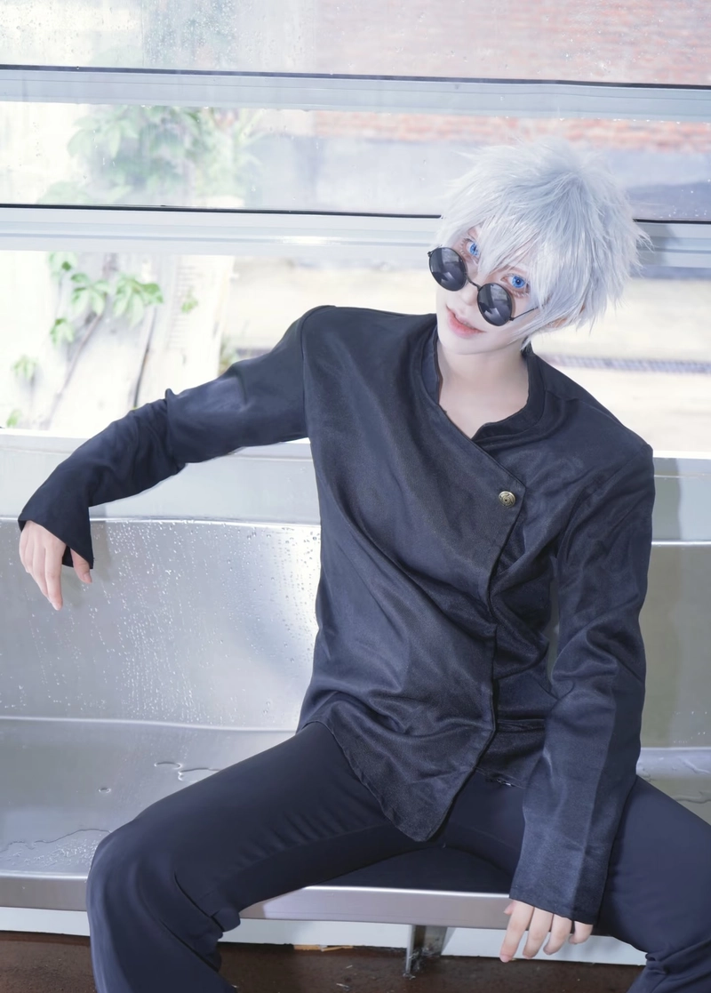 Ảnh Gojo cosplay với phong thái vững vàng