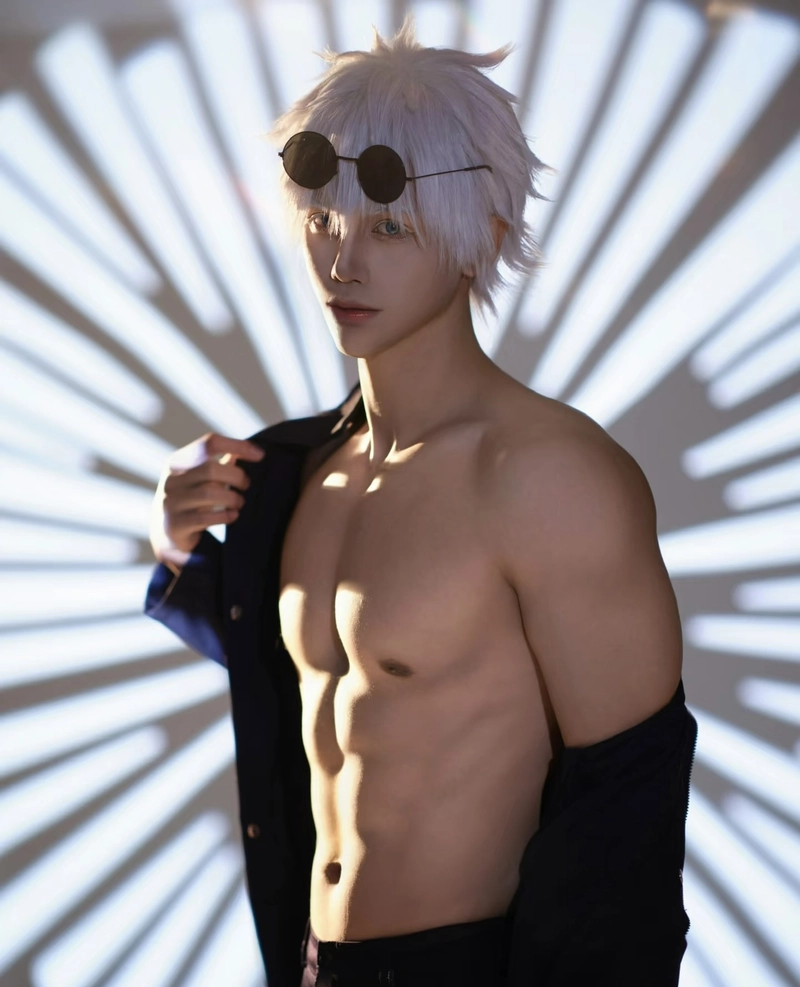Ảnh Gojo cosplay với thần thái mạnh mẽ rõ nét