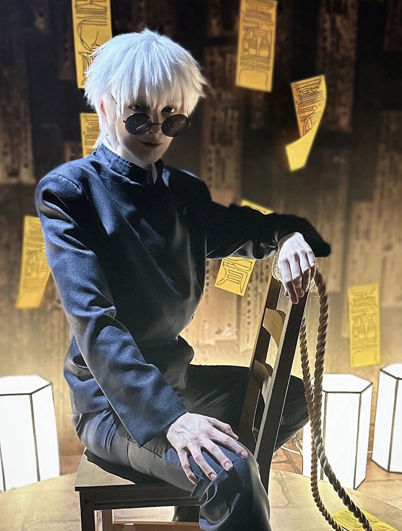 Ảnh Gojo cosplay với thần thái mạnh mẽ rõ ràng