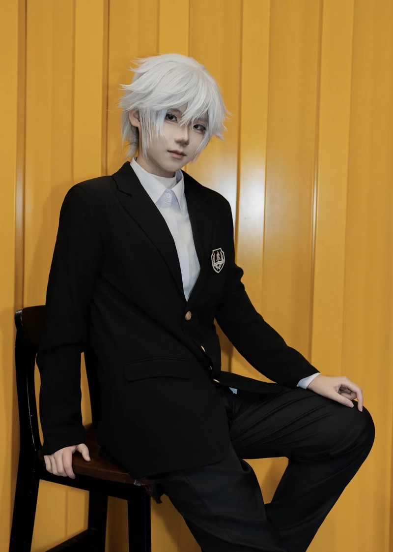 Ảnh Gojo cosplay với tóc trắng và bịt mắt nổi bật