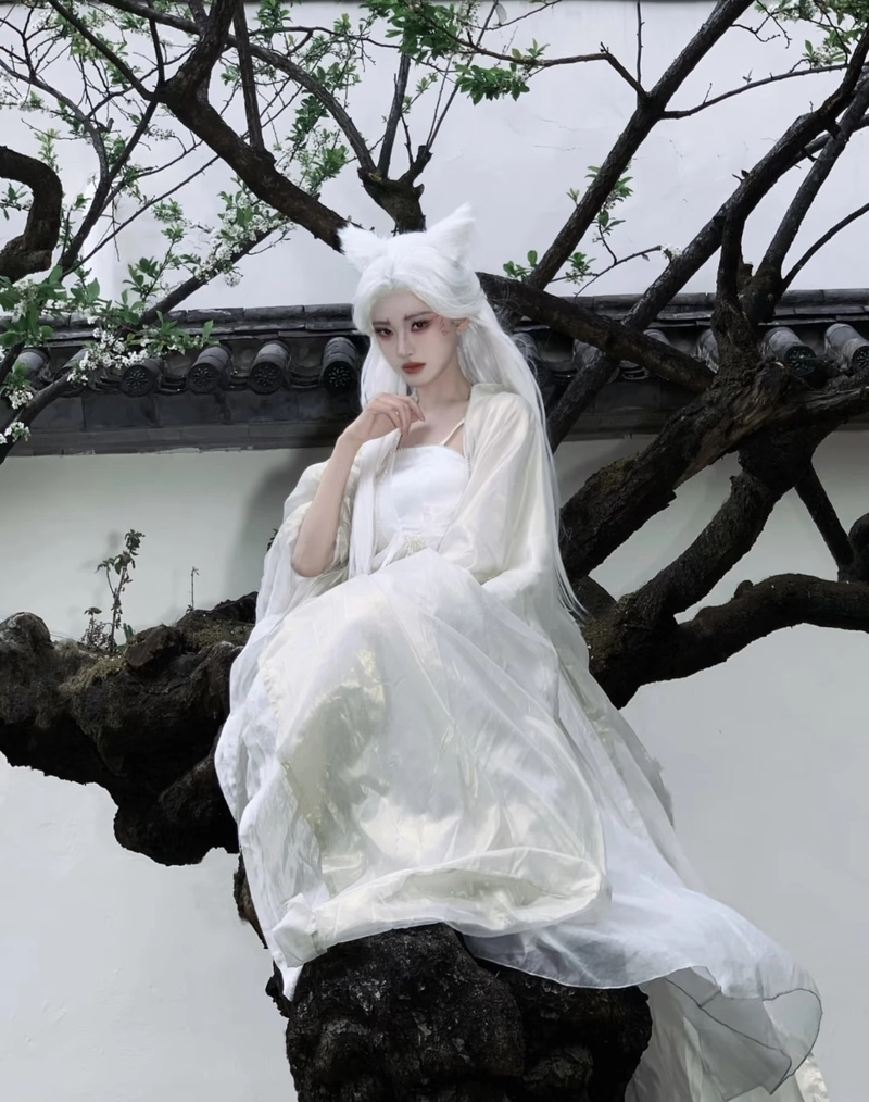 Ảnh cosplay hồ ly với ánh sáng tạo điểm nhấn
