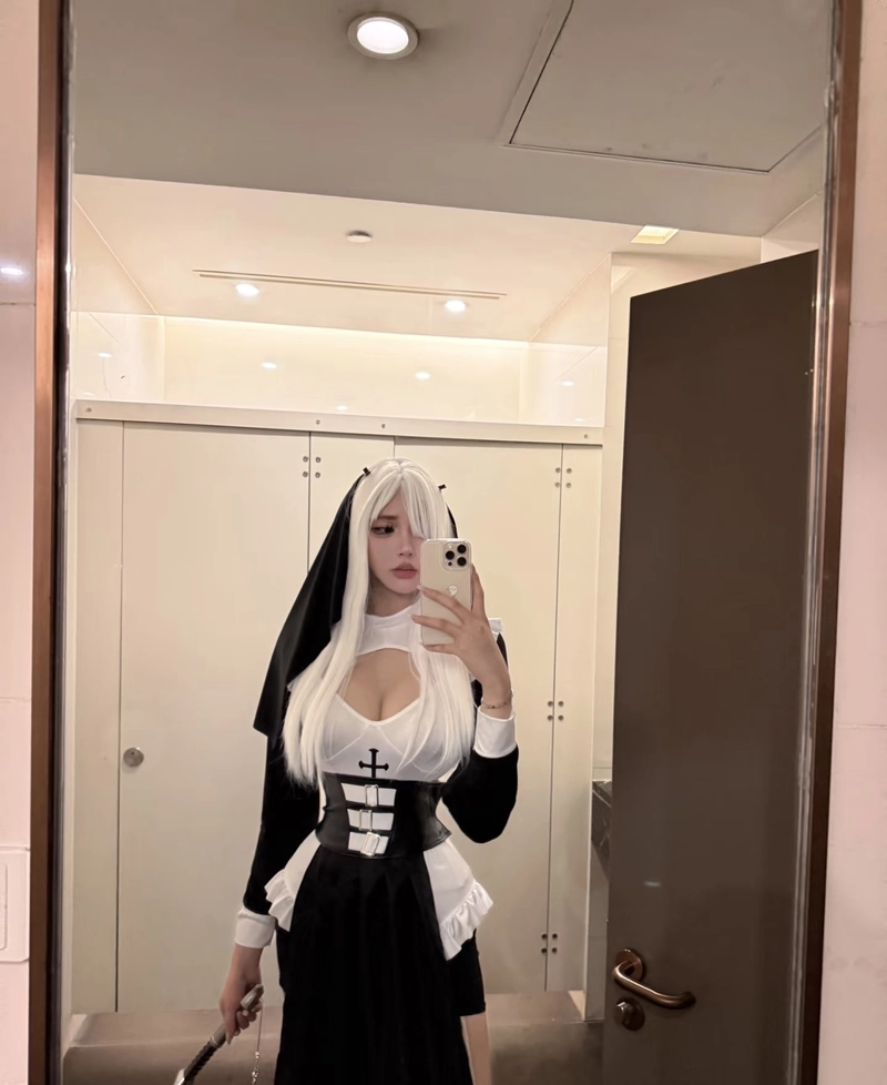 Ảnh cosplay nữ vú bự đầy đặn với ánh nhìn cuốn hút